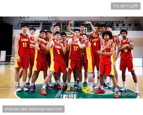 中国男篮青训营在京开幕，姚明亲临现场指导年轻球员。，中国男篮青训队